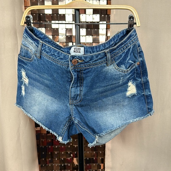 Vero Moda Medium Wash Blue Denim Jean Shorts w Raw Hem & Distressing Waist 18” - Picture 1 of 14